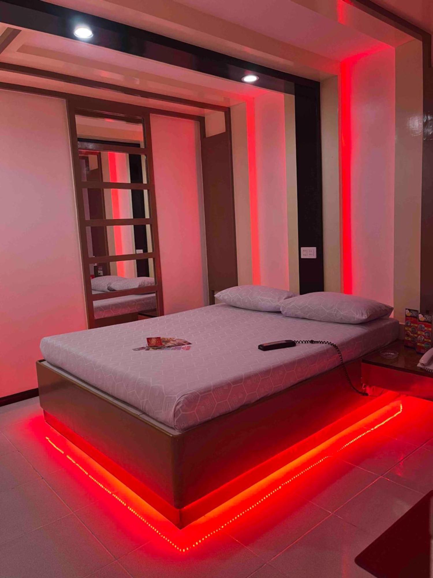 Hotel Sogo Quirino Манила Екстериор снимка
