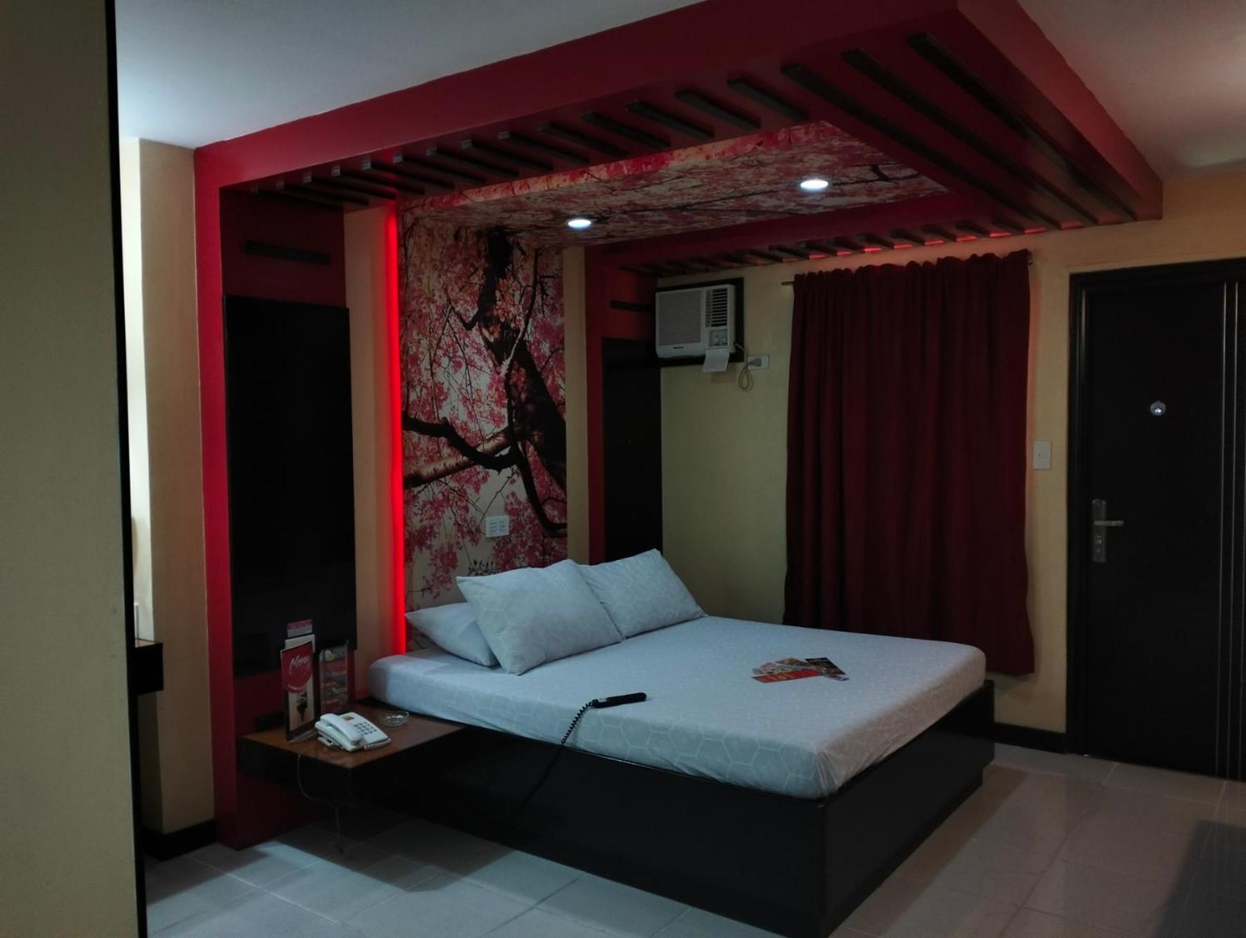 Hotel Sogo Quirino Манила Екстериор снимка