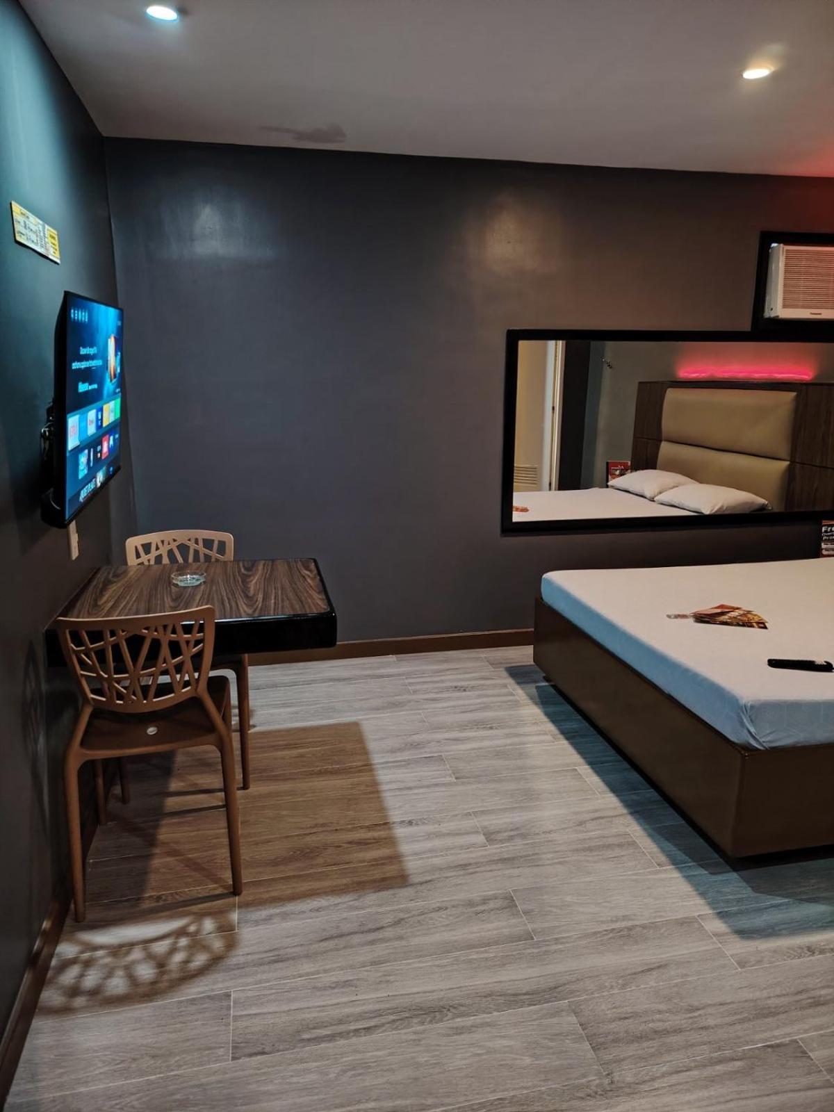 Hotel Sogo Quirino Манила Екстериор снимка