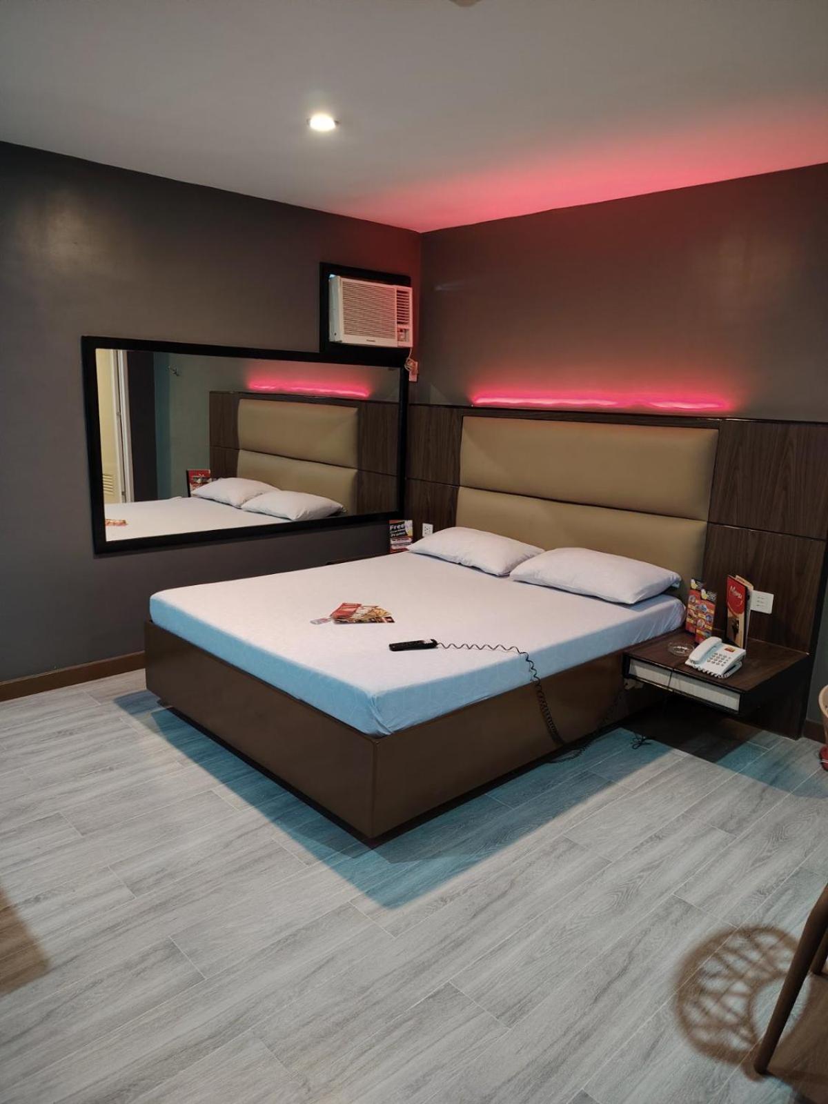 Hotel Sogo Quirino Манила Екстериор снимка
