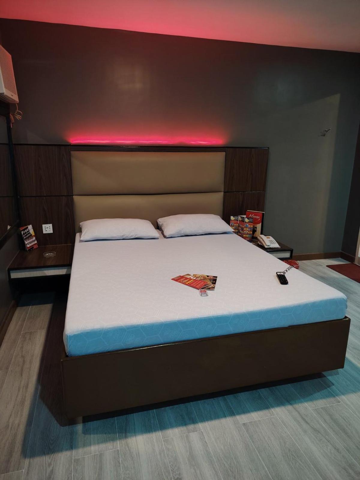 Hotel Sogo Quirino Манила Екстериор снимка