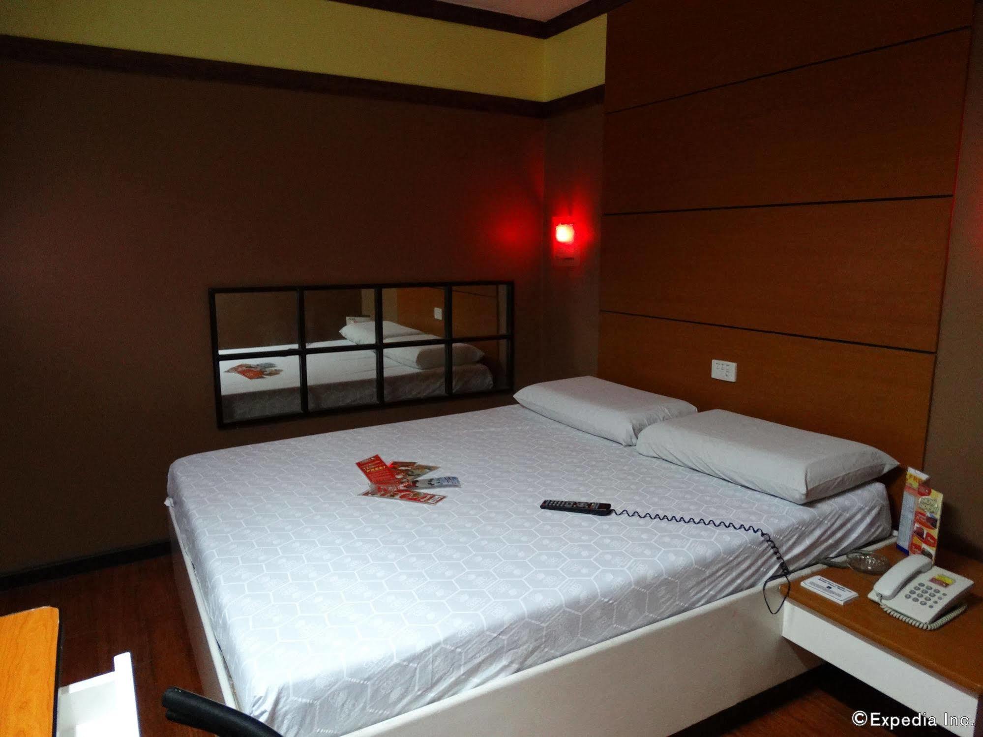 Hotel Sogo Quirino Манила Екстериор снимка