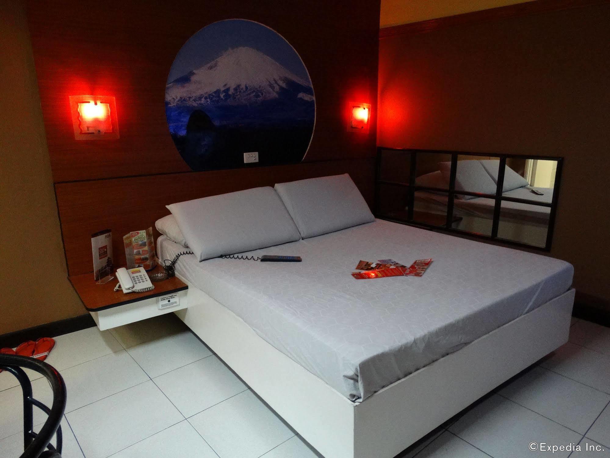 Hotel Sogo Quirino Манила Екстериор снимка