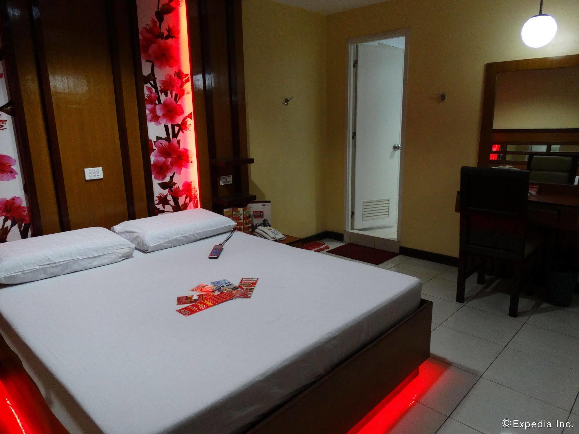 Hotel Sogo Quirino Манила Екстериор снимка