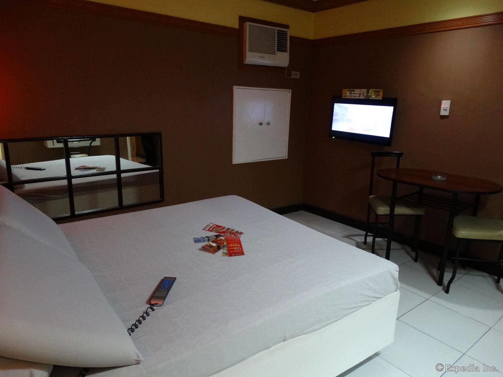 Hotel Sogo Quirino Манила Екстериор снимка